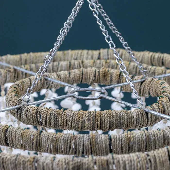 Objeto pendente sem iluminação, perfeito para criar movimento e textura em ambientes tropicais. 