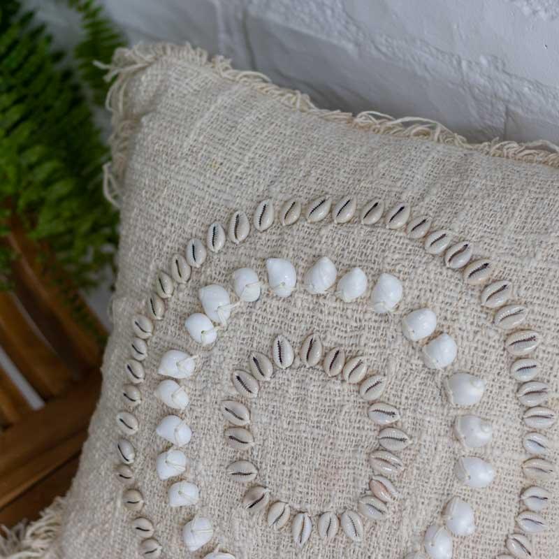 capa almofada têxtil búzios conchas decoração decoração estilo boho bali balinês indonésia