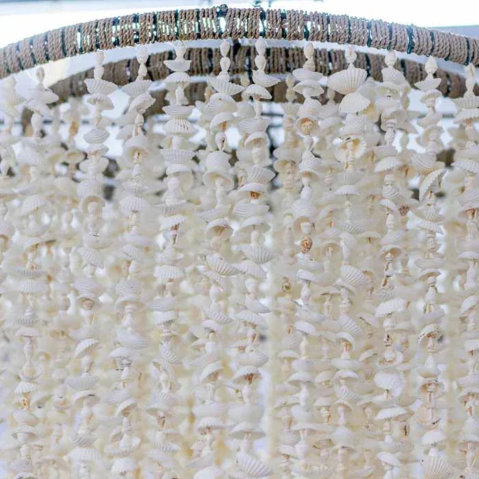 Luminária de teto em cascata de conchas para decoração de sala de jantar boho chic. 