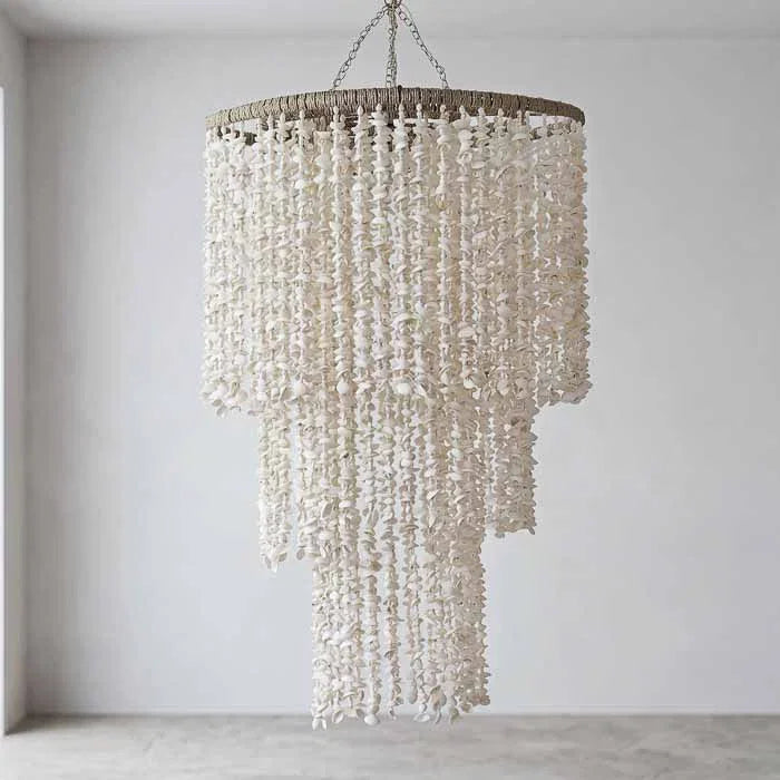 Lustre artesanal de Bali feito com cascatas de conchas brancas naturais e aro de corda. 