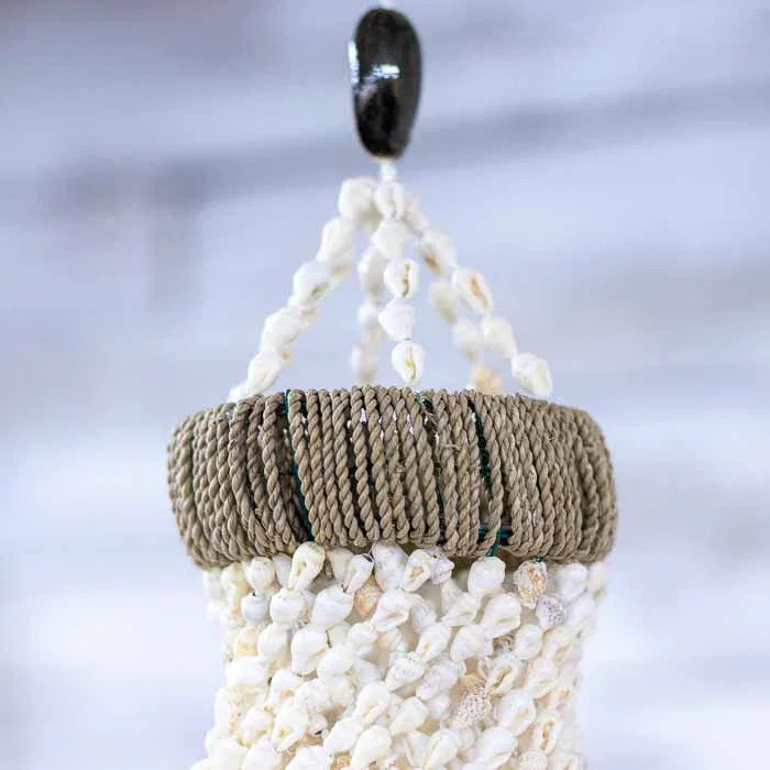 Objeto suspenso com estilo boho, ideal para destacar ambientes com textura e movimento. 
