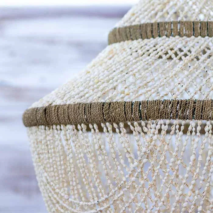 Arte suspensa sem iluminação funcional, perfeita para composições tropicais e étnicas. 