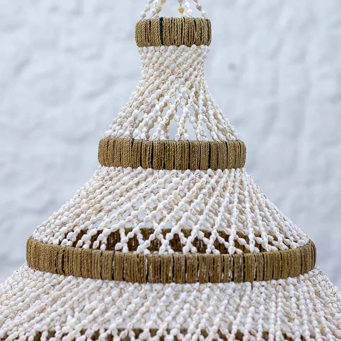 Objeto suspenso com estilo boho, ideal para destacar ambientes com textura e movimento. 