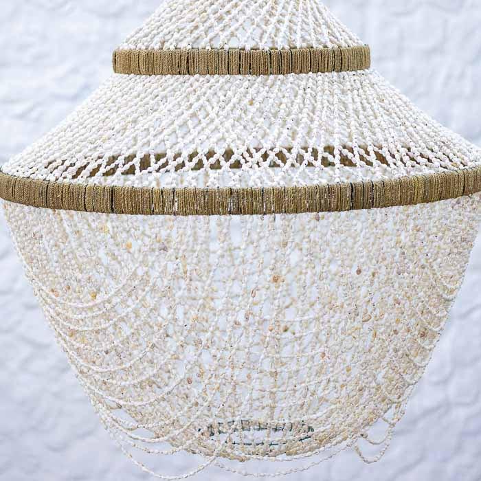 Arte suspensa sem iluminação funcional, perfeita para composições tropicais e étnicas. 
