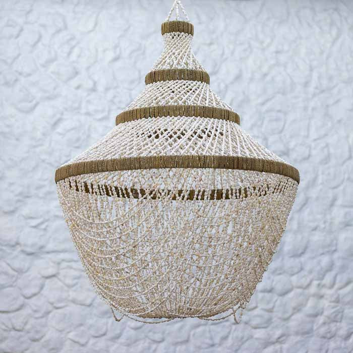 Lustre decorativo feito com conchas naturais sobrepostas, produzido artesanalmente em Bali. 