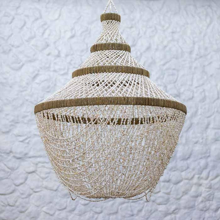 Lustre decorativo feito com conchas naturais sobrepostas, produzido artesanalmente em Bali. 