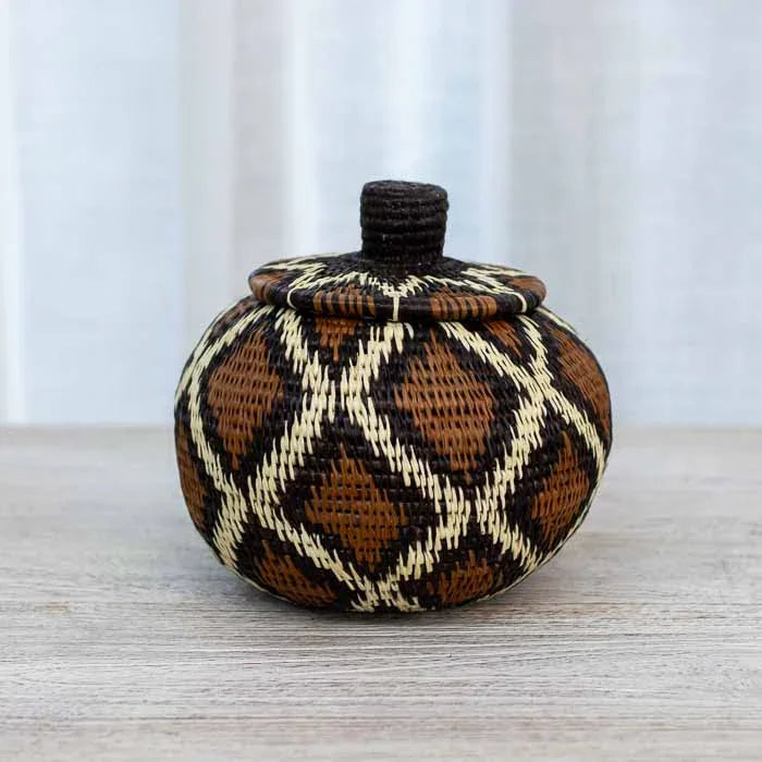 Cestaria indigena panamenha da artesã Ariane com pigmentacao natural e design botânico.