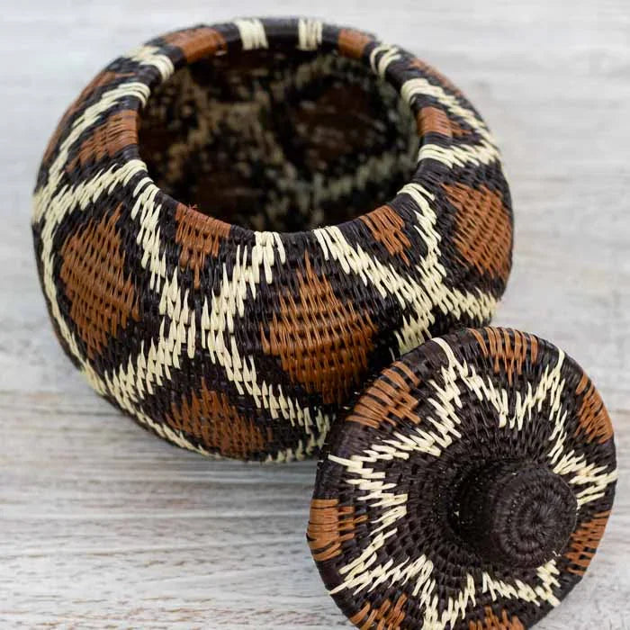 Pote étnico de fibra natural de 15cm destacando a precisao da tecelagem das mulheres Wounaan.