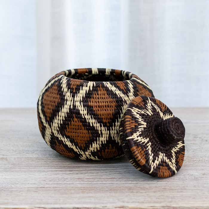 Pote artesanal indigena tecido em fibra de chunga com padroes geometricos da tribo Embera-Wounaan.