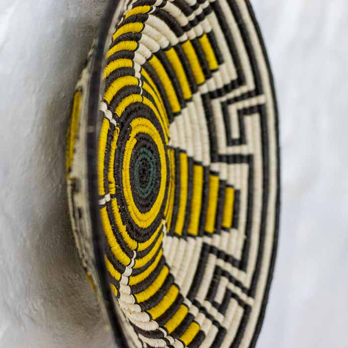 Prato decorativo de parede em fibra natural com trancado geometrico indigena panamenho. 