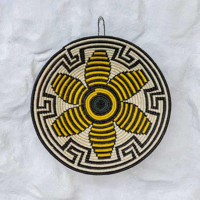 Detalhe da trama fechada e firme de cesta rasa feita com folhas de palmeira chunga. 