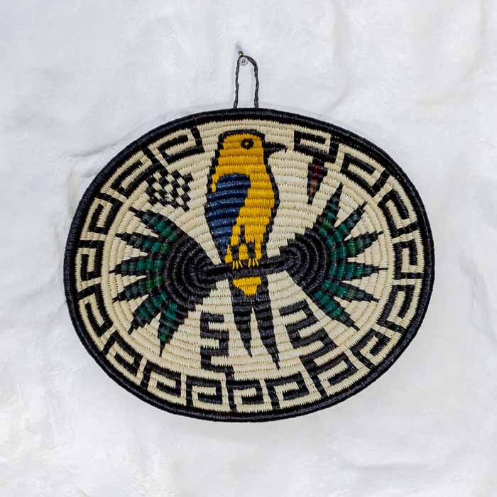 Cestaria étnica panamenha modelo Canindé com pigmentação orgânica em tons de bege, marrom e preto. 