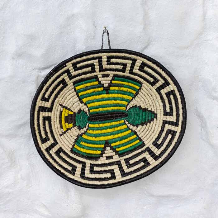 Decoração de parede artesanal do Panamá modelo borboleta com grafismos geométricos tribais. 