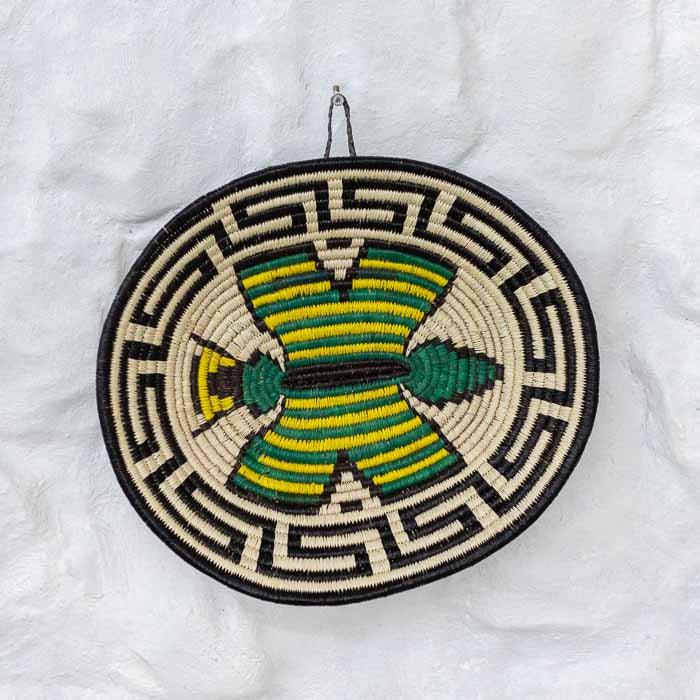 Decoração de parede artesanal do Panamá modelo borboleta com grafismos geométricos tribais. 