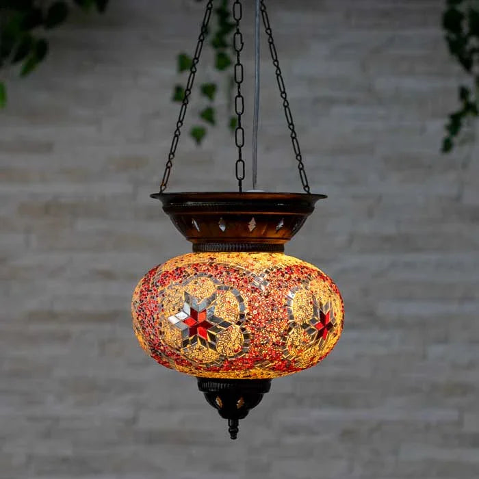 Cúpula de mosaico feita à mão, com padrões de estrela em vermelho e branco.