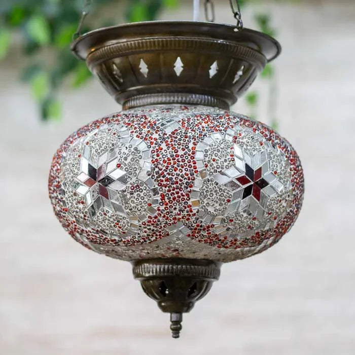 Luminária completa com 57cm de altura, suspensa por corrente de metal.