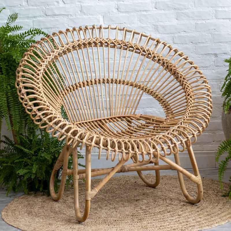 Poltrona rústica e confortável feita em rattan com detalhes artesanais, indicada para composição de espaços internos ou varandas cobertas 