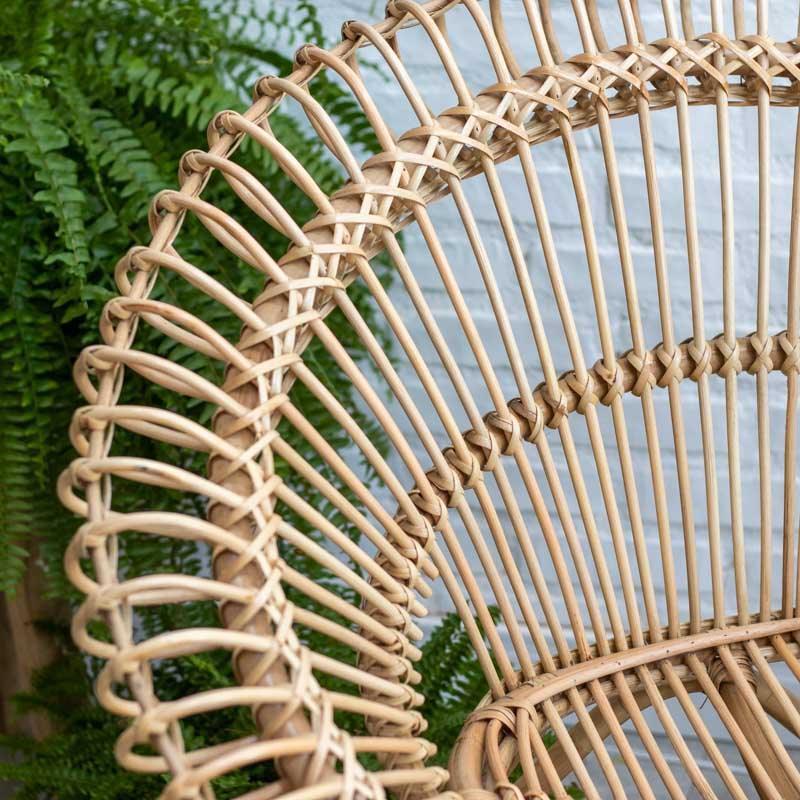 Assento boho-chic com estrutura de rattan arredondada e acabamento natural, feito por artesãos balineses 