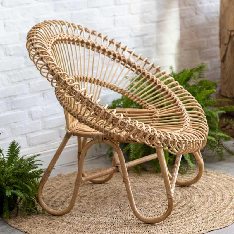 Poltrona Ngurah feita em rattan trançado com design leve e arejado, ideal para criar um ambiente acolhedor e original 