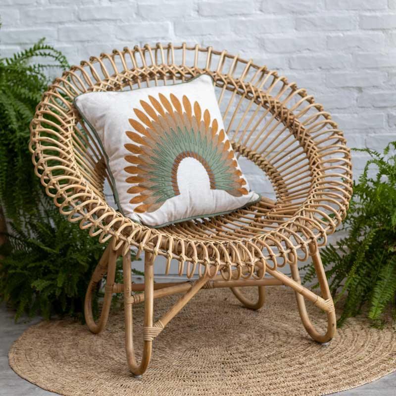 Cadeira decorativa produzida em Bali com trama manual em rattan e base firme, trazendo estilo étnico à casa 