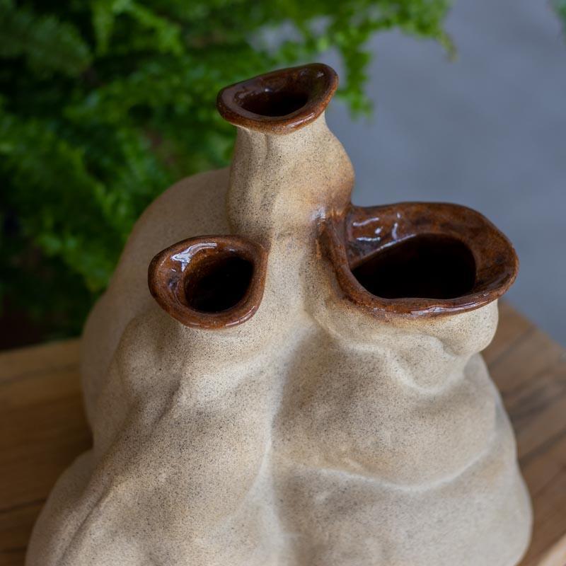 Escultura decorativa em cerâmica de Rosalva Siqueira com design disforme e acabamento natural modelado à mão.