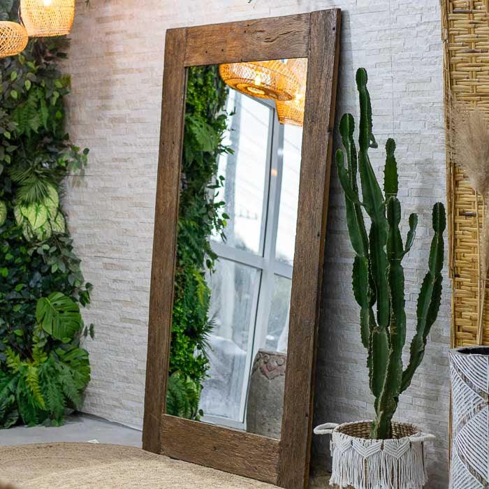 Moldura artesanal feita em Bali com madeira nobre e acabamento natural.