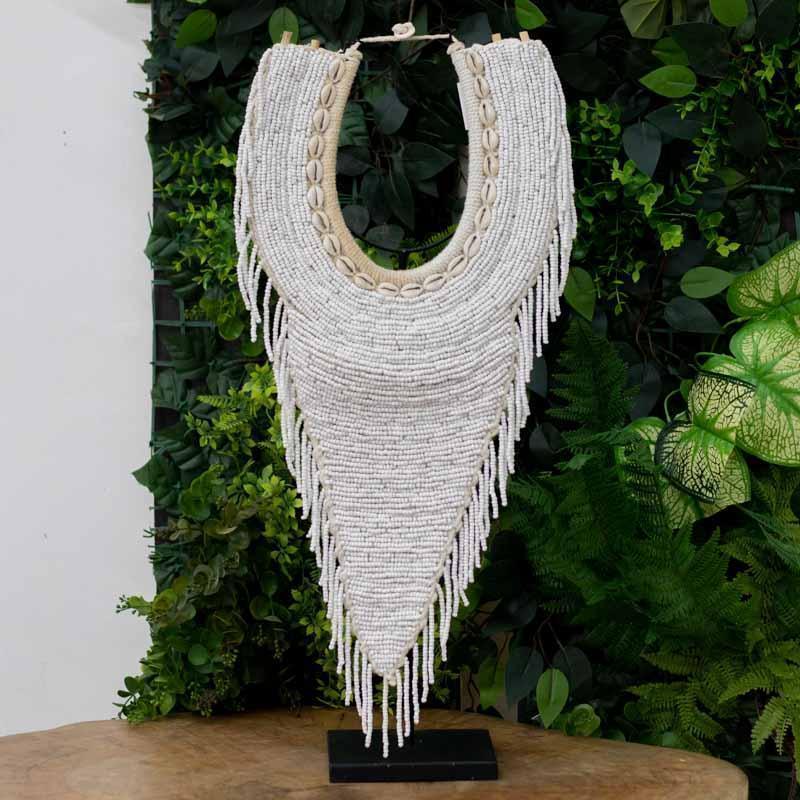 Colar étnico decorativo artesanal em conchas e miçangas de Bali.