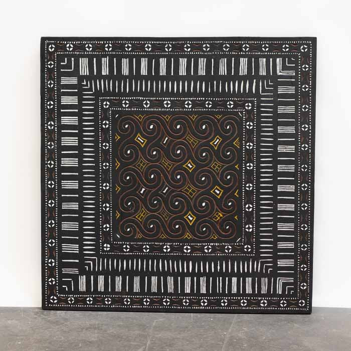 Painel quadrado de 100cm em madeira maciça com entalhes circulares e geométricos da cultura Tana Toraja.