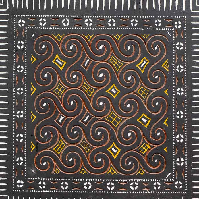 Painel monumental de estilo Antik exibindo a complexidade dos símbolos tradicionais de Tana Toraja.