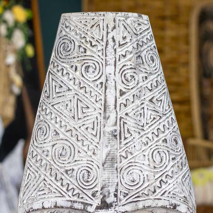 Máscara étnica indonésia feita em madeira com detalhes entalhados e pintura desgastada que revela o tempo e a tradição