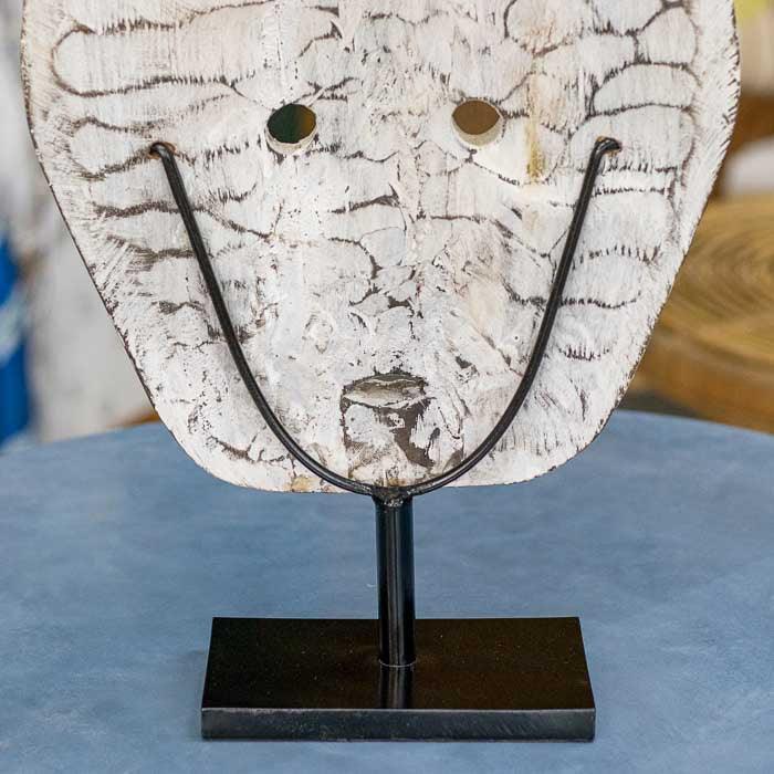 Máscara decorativa em madeira da Indonésia com entalhes profundos e pátina rústica, símbolo de espiritualidade e proteção