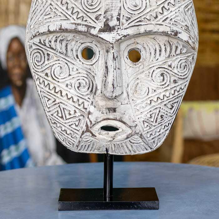 Arte tribal de Timor em máscara de madeira com acabamento patinado, ideal para compor uma parede com identidade cultural