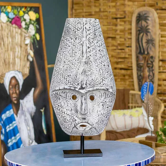 Máscara artesanal de Timor entalhada em madeira com pátina envelhecida, refletindo a arte tribal da Indonésia