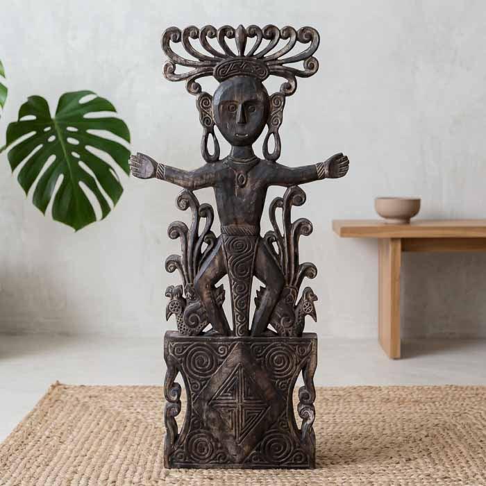 Escultura vertical tribal de Timor entalhada manualmente em madeira maciça com traços primitivos.