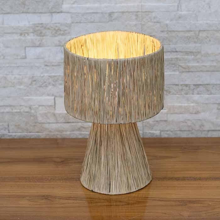 Abajur em fibras naturais compacto estilo boho tropical de Bali.