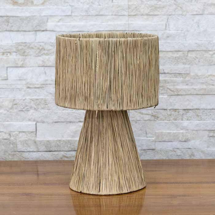 Abajur artesanal de mesa pequeno em fibras naturais boho.