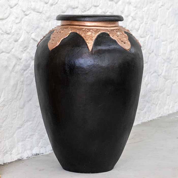 Vaso Gentong artesanal em terracota rústica de Bali.