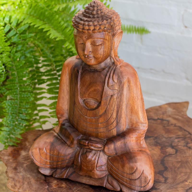 Buda decorativo de 40cm talhado em madeira nobre com acabamento rico em detalhes.