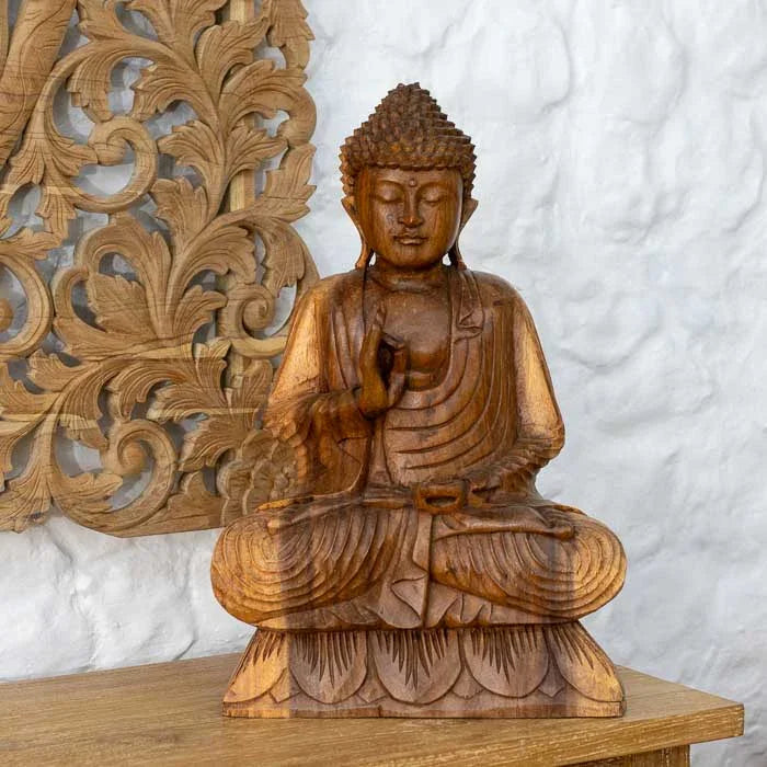 Escultura decorativa artesanal representando Buda em meditação. 