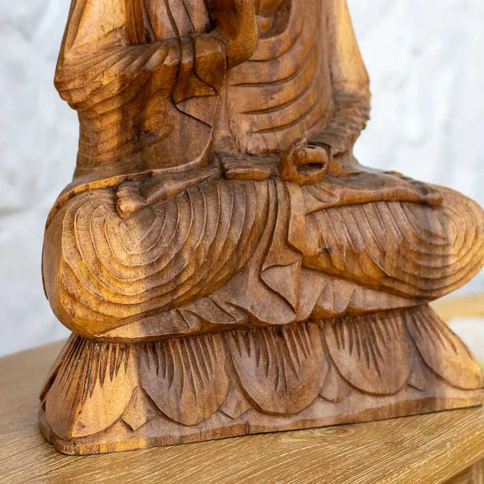 Buda em madeira artesanal simbolizando paz e iluminação interior. 