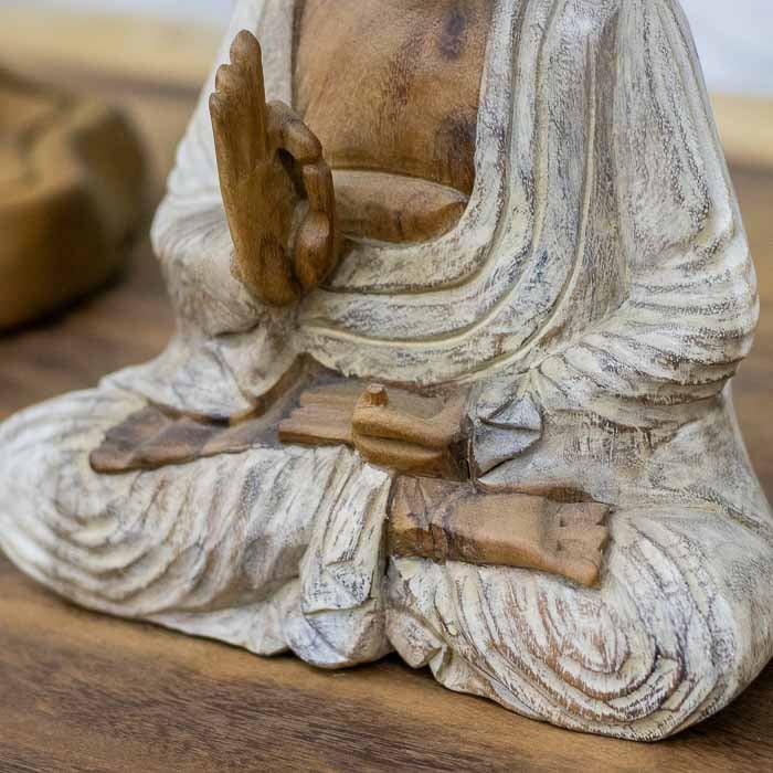 Detalhes da estátua artesanal de Buda em pose de meditação para ambientes Zen, importada de Bali.