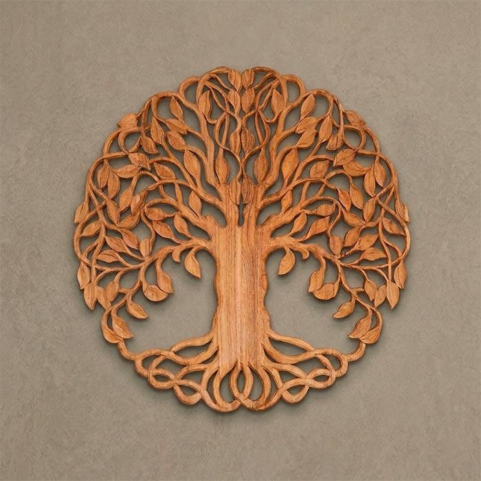 Escultura circular de parede Árvore da Vida entalhada em madeira suar com detalhes vazados.