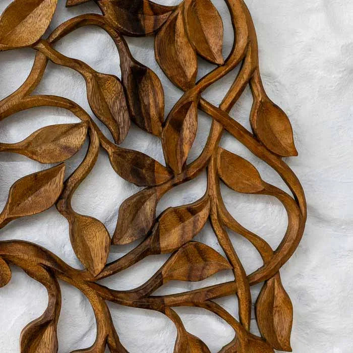 Painel decorativo balinês em madeira natural com acabamento em tons de mel e castanho. 