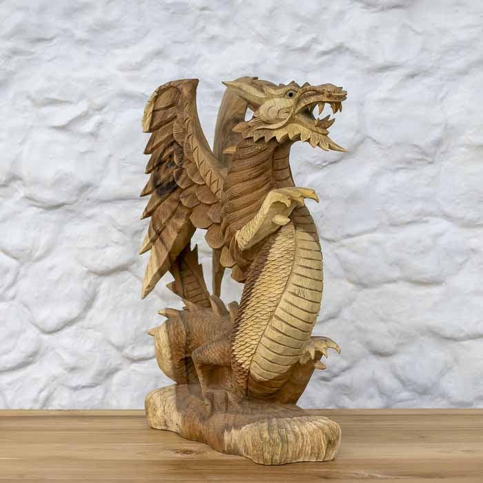 Objeto de decoração mística da Arte e Sintonia: dragão alado esculpido em madeira nobre.