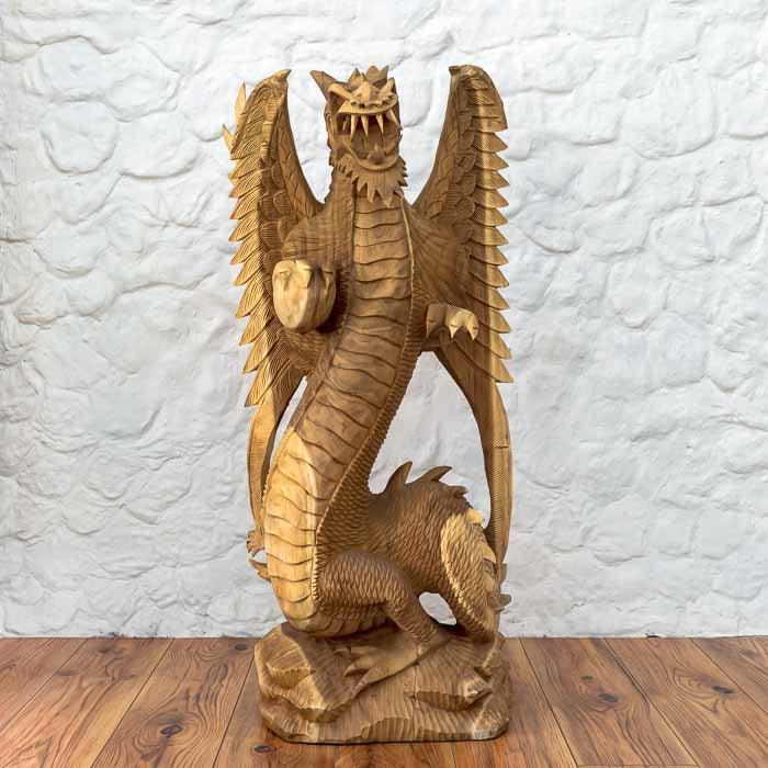 Escultura dragão de madeira para composição decorativa mitológica.