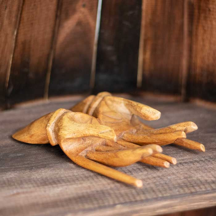 Porta-cartões artesanal mãos entalhado em madeira natural de Bali.