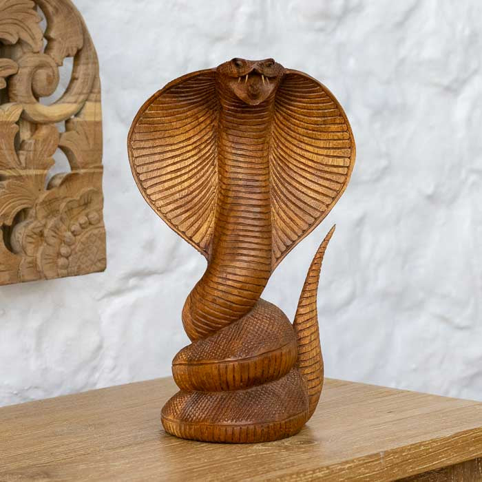 Escultura Naja artesanal entalhada em madeira natural feita à mão em Bali.