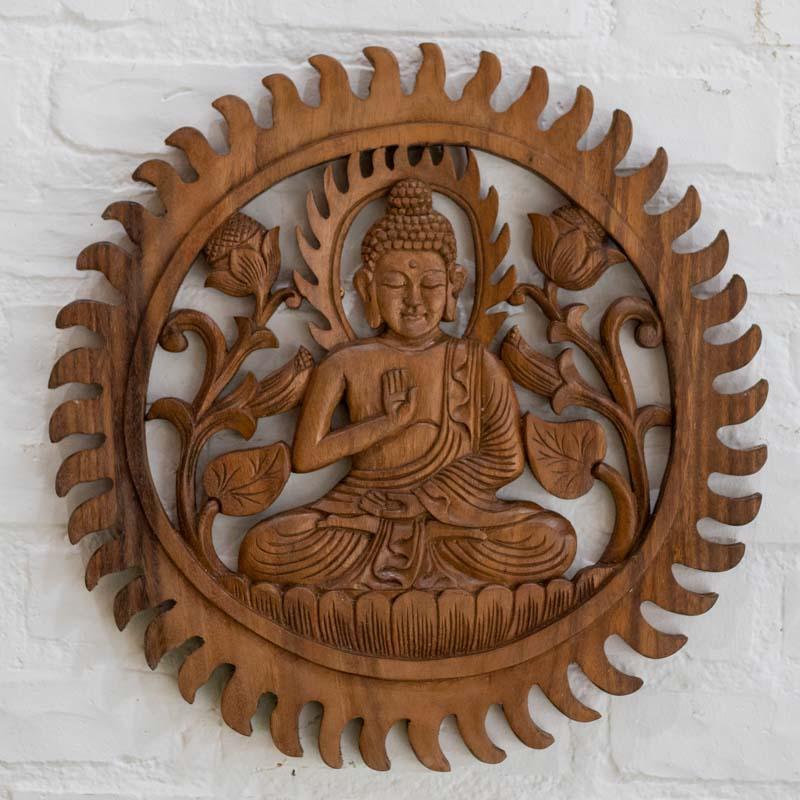Mandala circular de madeira entalhada à mão com a figura de Buda meditando ao centro.