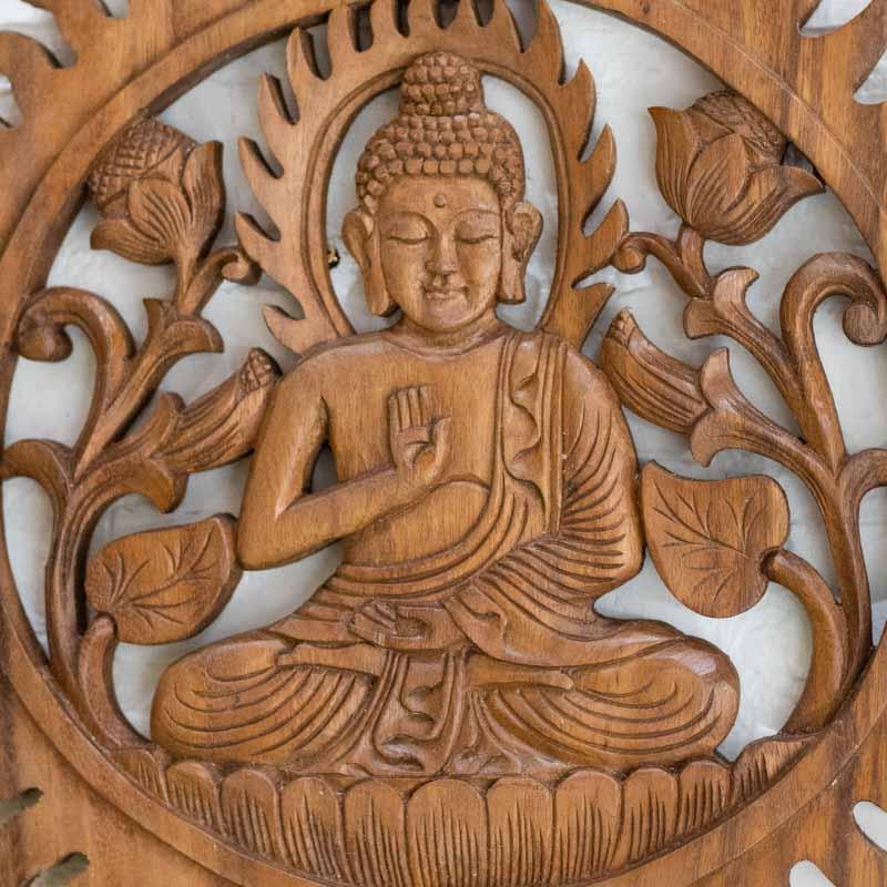 Detalhe do entalhe vazado floral em mandala artesanal de Bali feita de madeira natural.
