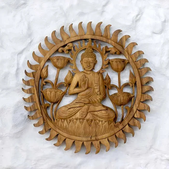 Mandala circular de madeira entalhada à mão com a figura de Buda meditando ao centro.